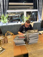 img 4147 Podpisovanie knihy pred krstom 23.11.2025